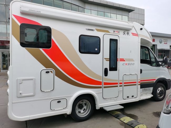 金冠T型房車(chē) 奔馳商務(wù)級(jí)內(nèi)飾，打造移動(dòng)中的舒適坐臥體驗(yàn)